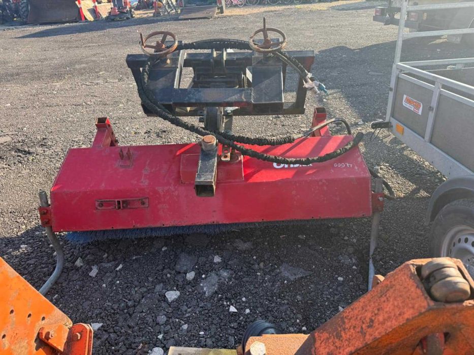Szczotka z napedem hydraulicznym