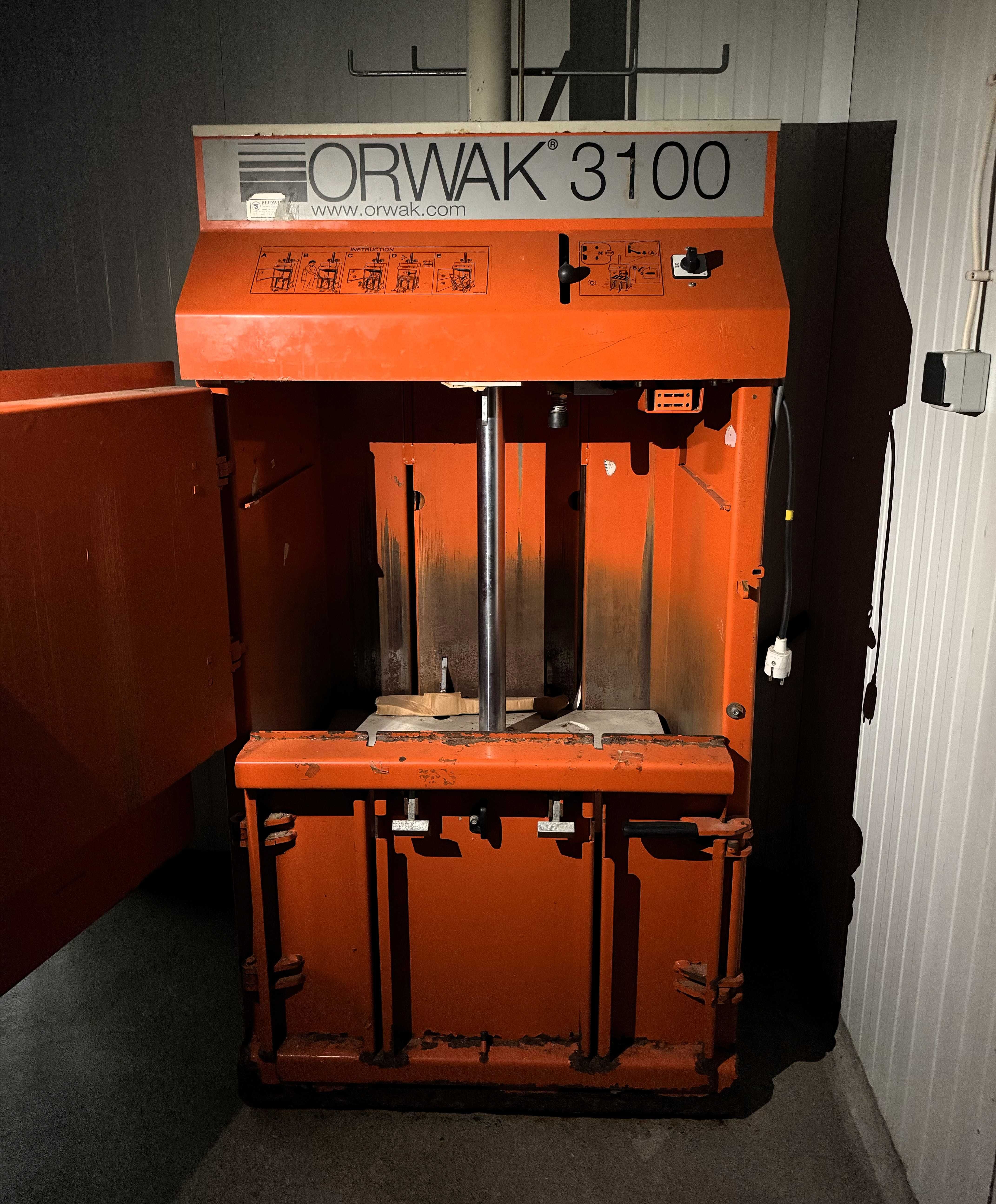 Prensa enfardadeira cartão ORWAK 3100 - Compactadora monofásica usada