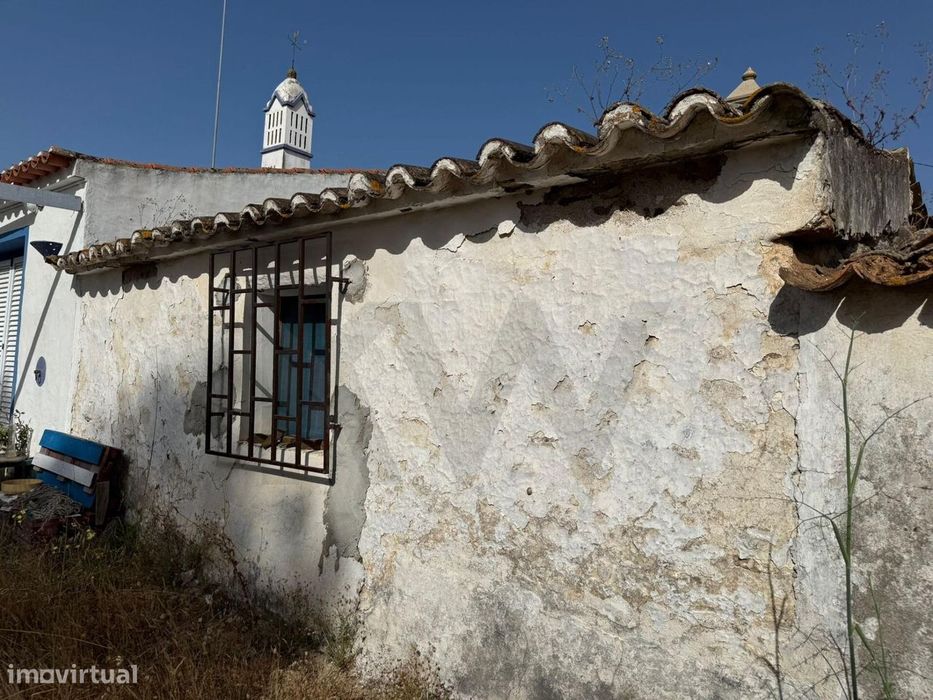 Moradia com logradouro a precisar de renovação em Martinlongo - Alcout