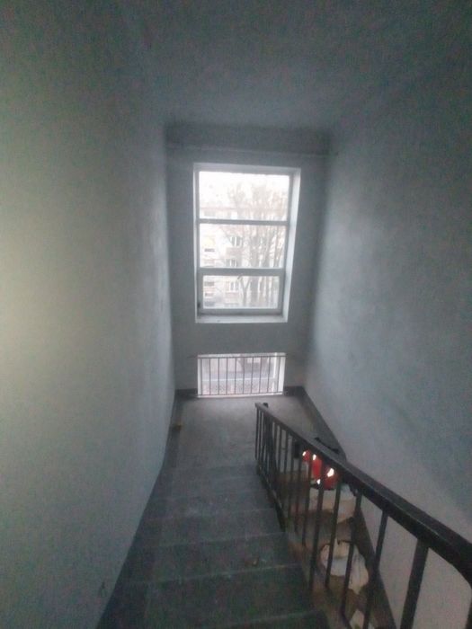 Продам МЕГА -дешевую гостинку метро Индустриальная 1-а минута