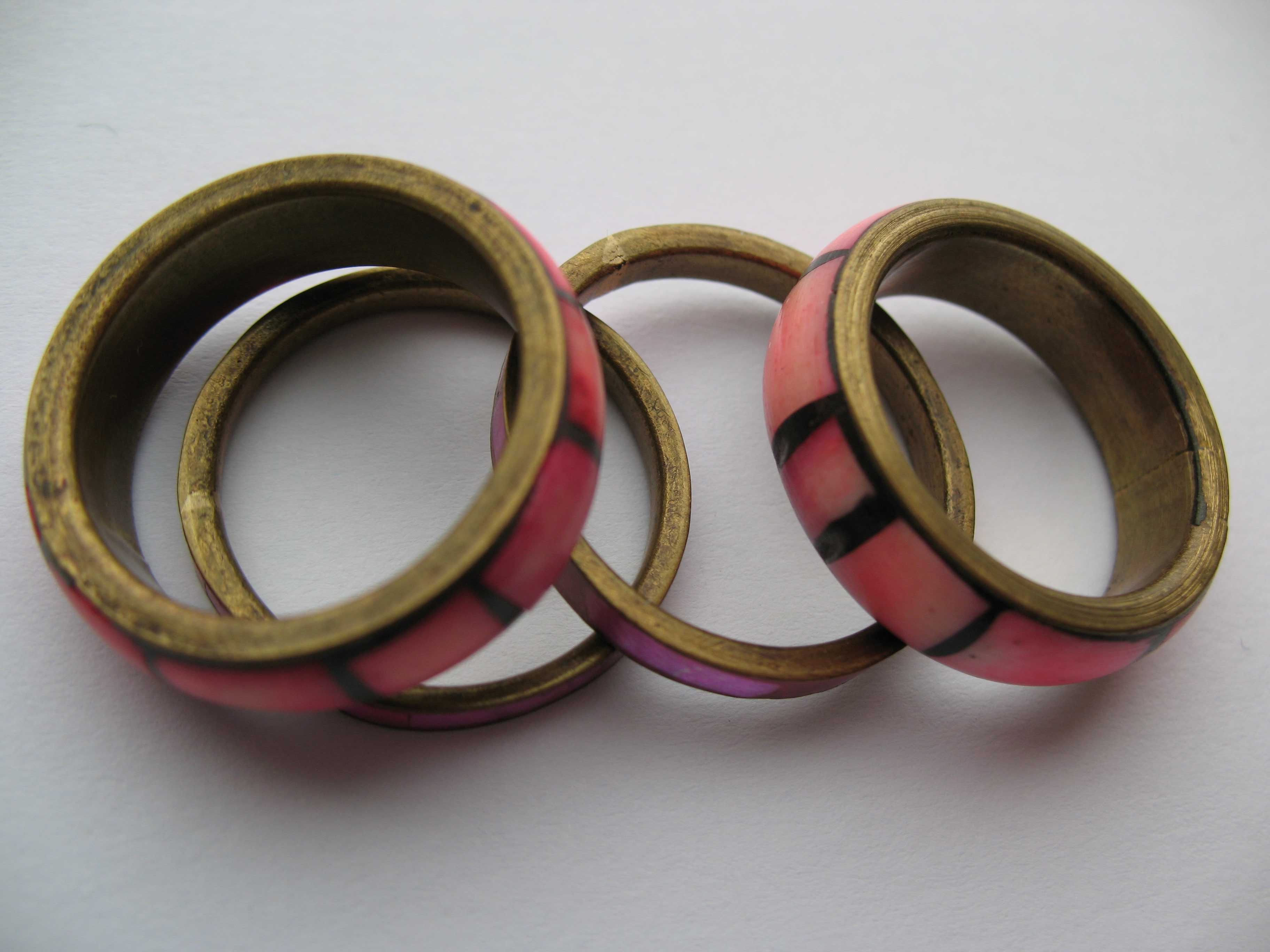 ПАКИСТАН комплект четыре кольца латунь и перламутр под цветным лаком