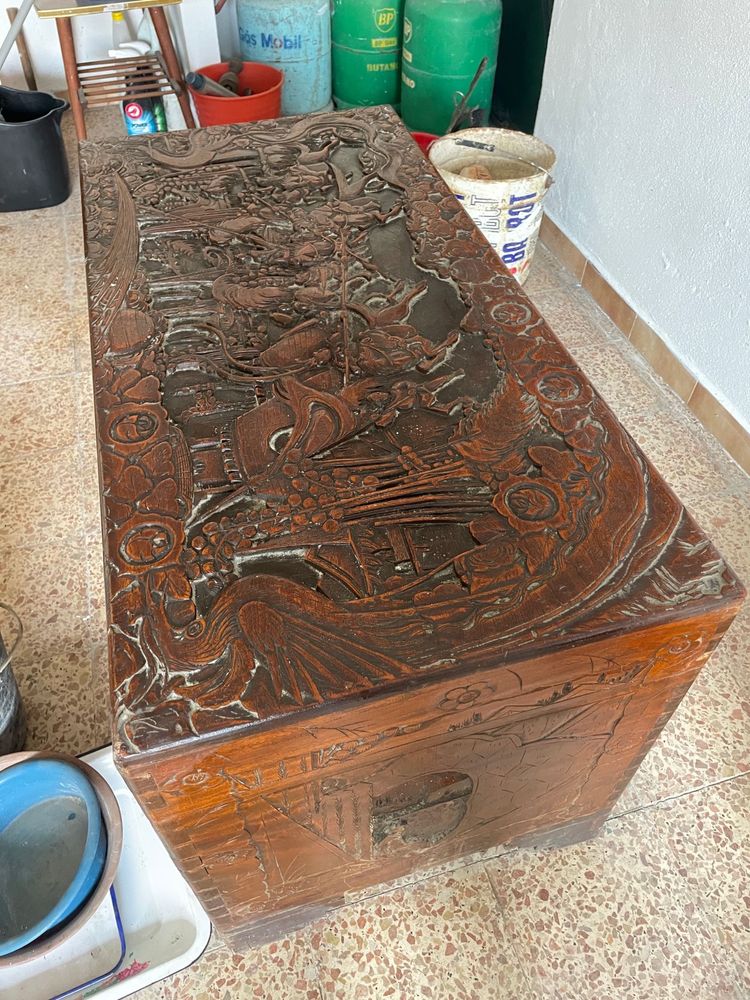 Arca de madeira maciça trabalhada
