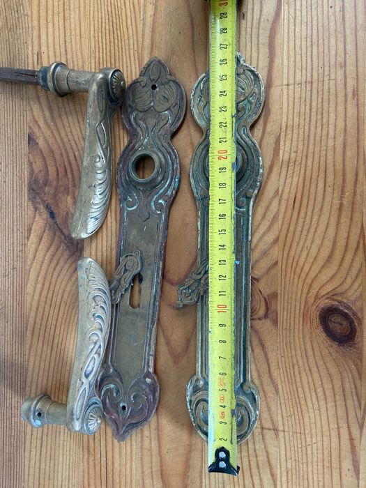 Stare mosiężne klamki z szyldami