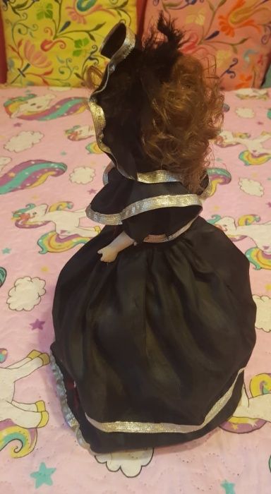 Boneca de Porcelana Vintage Viúva Negra