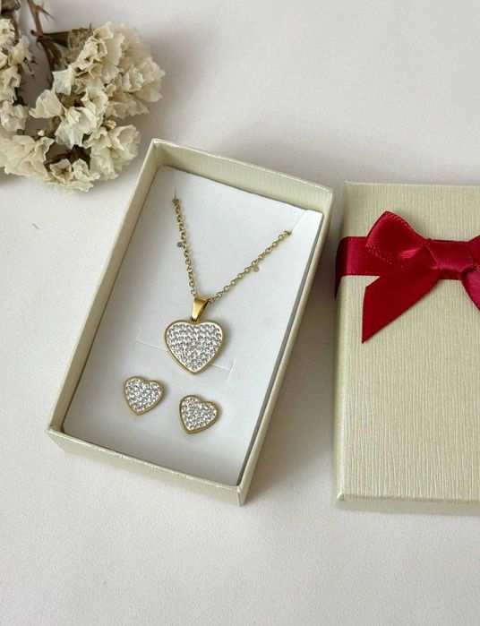 Colar e brincos em caixa