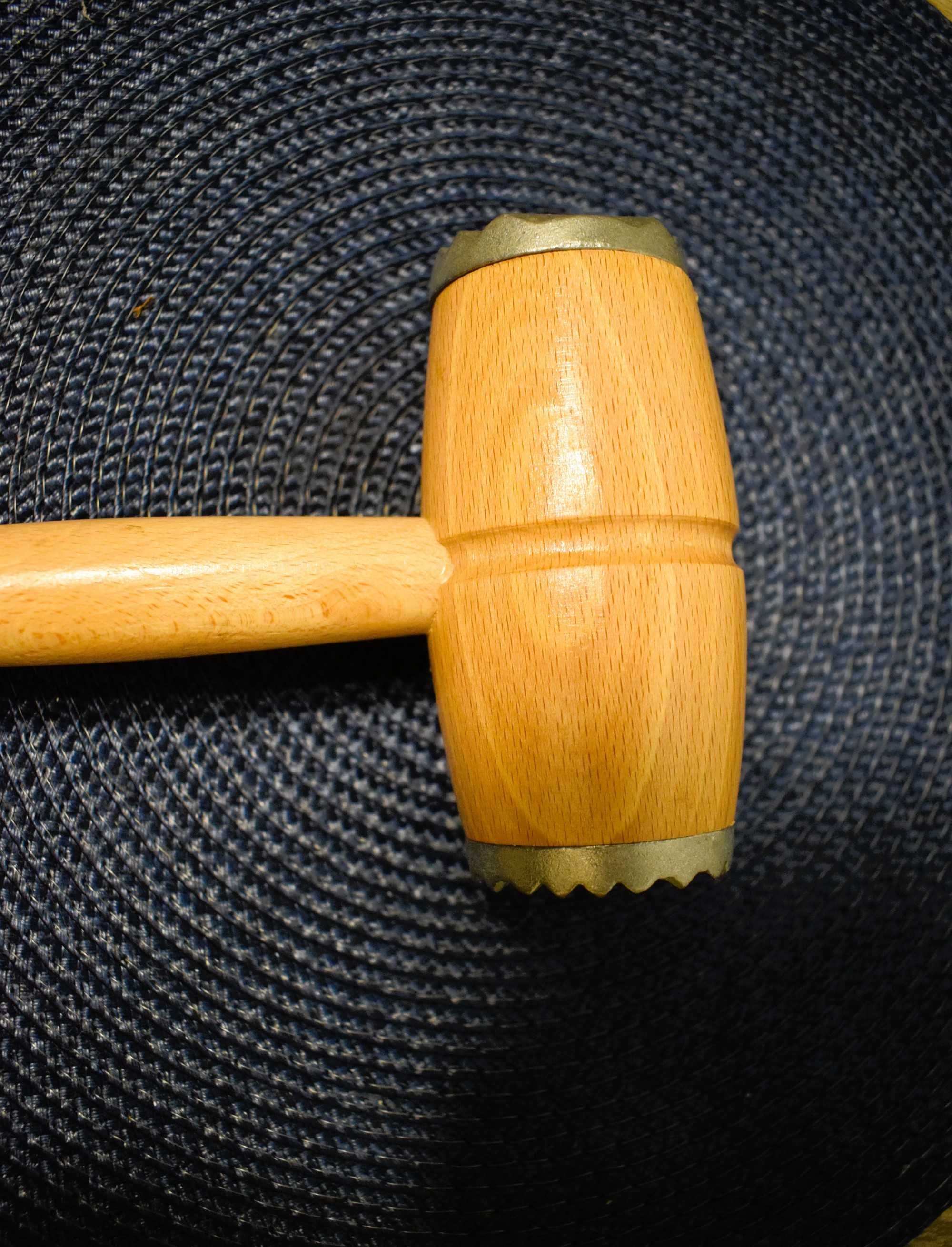 Tłuczek młotek drewniany okuty .