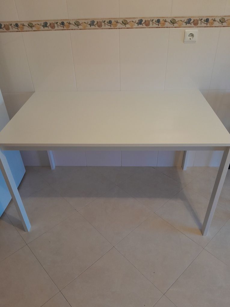 Mesa branca MELLTORP da Ikea