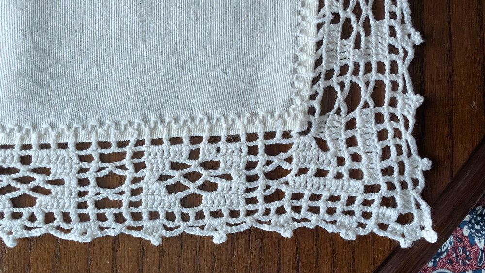 Pano de tabuleiro em linho bordado e renda