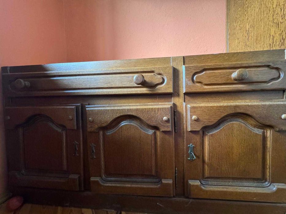 Masywny mebel z litego drewna – rzeźbione fronty, styl rustykalny