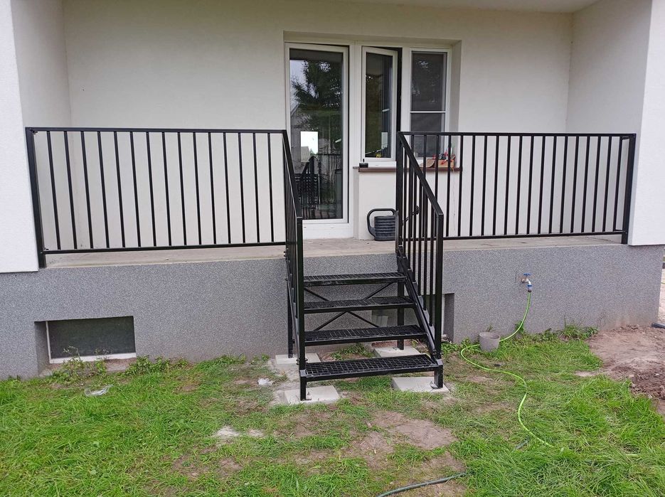 Schody metalowe do domu na taras balkon malowane ocynkowane krata wema