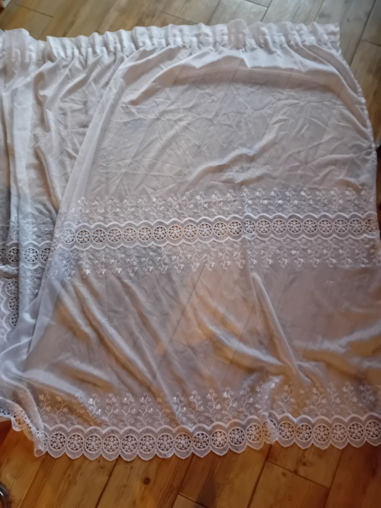 Śliczna firana pokojowa na taśmie