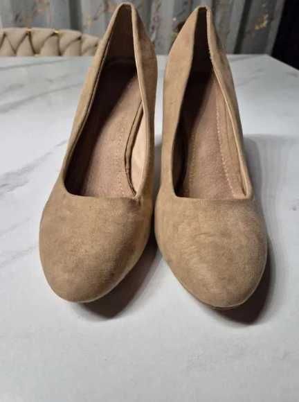 Buty na obcasie nude zamszowe