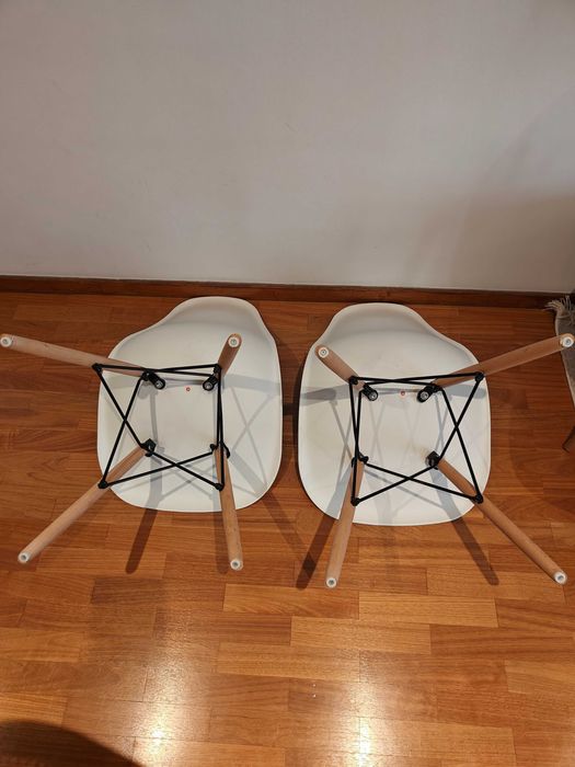 Cadeira Plástico com Pé de Madeira