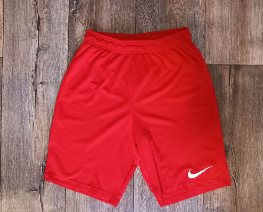 Оригінальні, футбольні, спортивні, червоні шорти Nike
Щоб