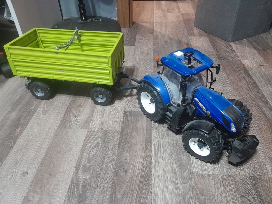 Bruder traktor z przyczepą new holland