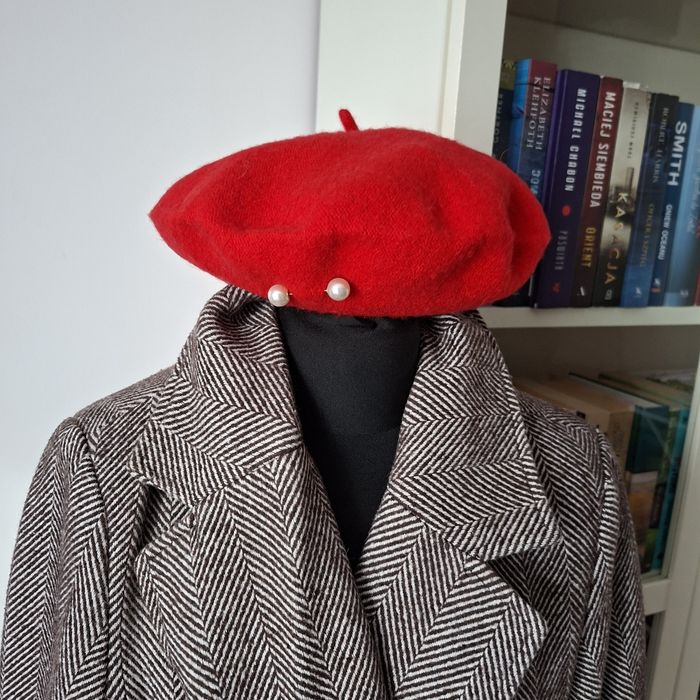 Nowy beret z ozdobnymi perełkami