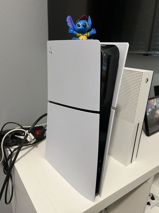PS5 Digital Slim + 2 DualSense