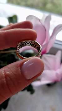 Przepiękny pierścionek lub obrączka z. Diamentami