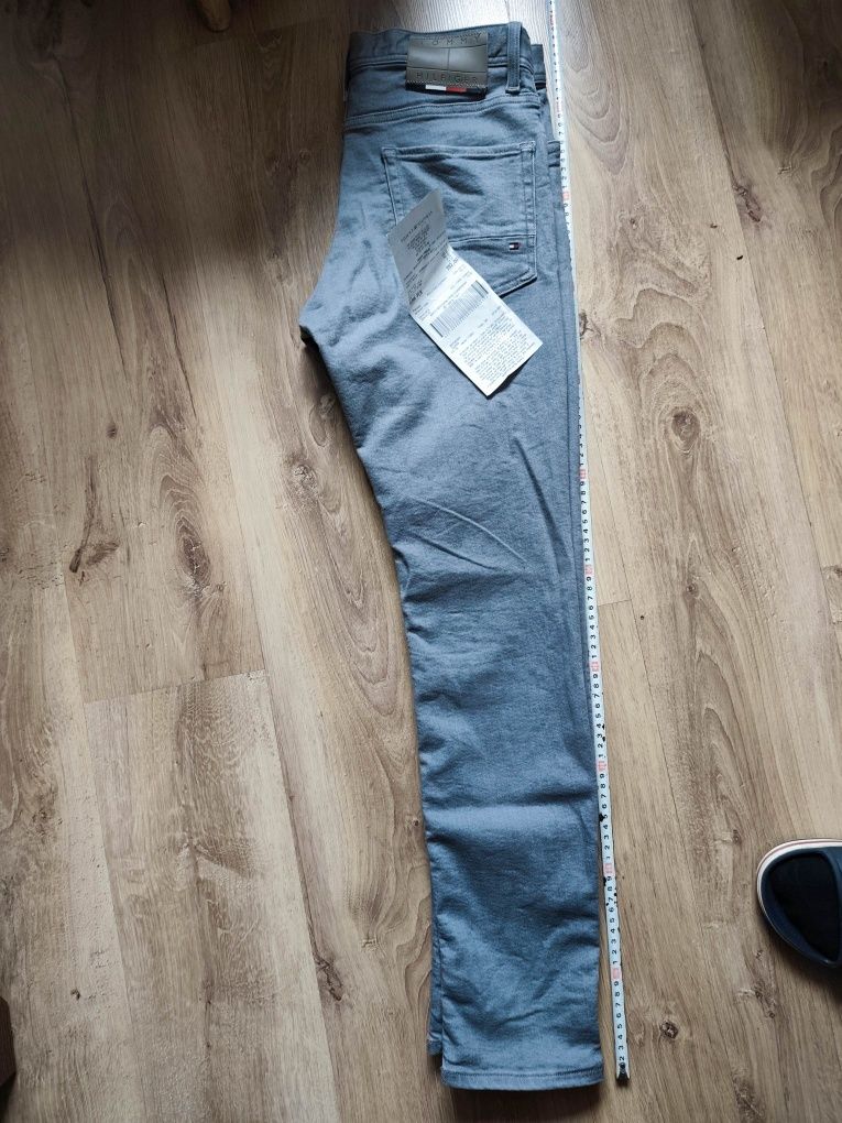 Nowe Tommy Hilfiger 32/32 faktura , gwarancja jeszcze rok