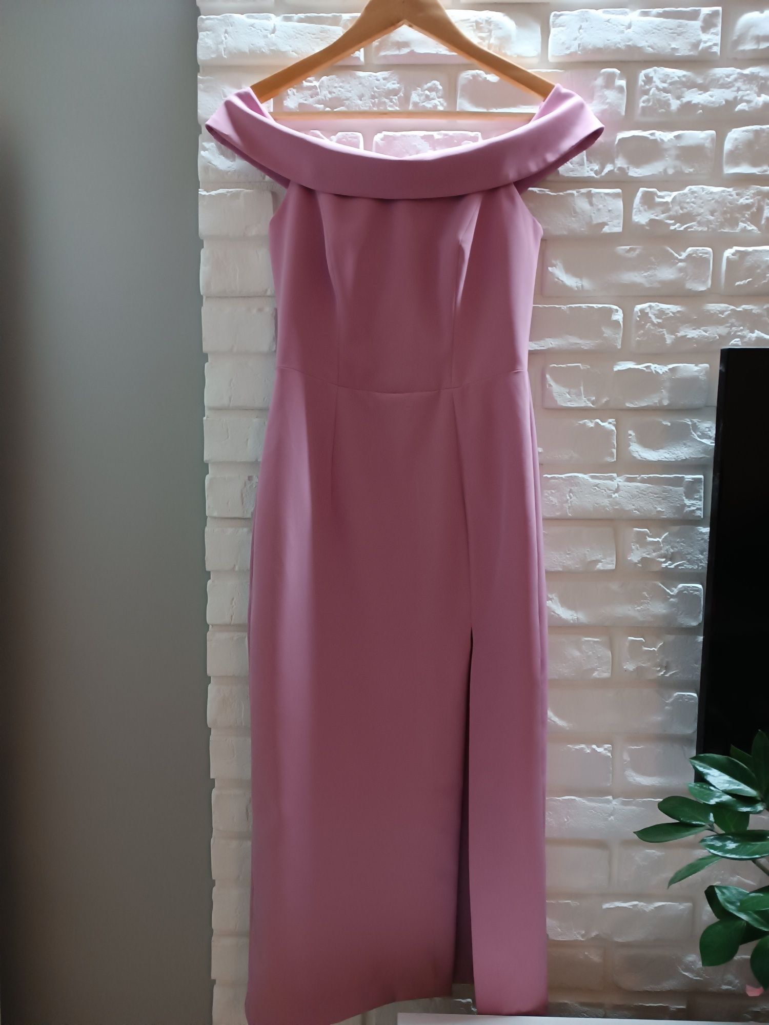 Sukienka z opadającymi ramionami długa liliowa 36S firmowa