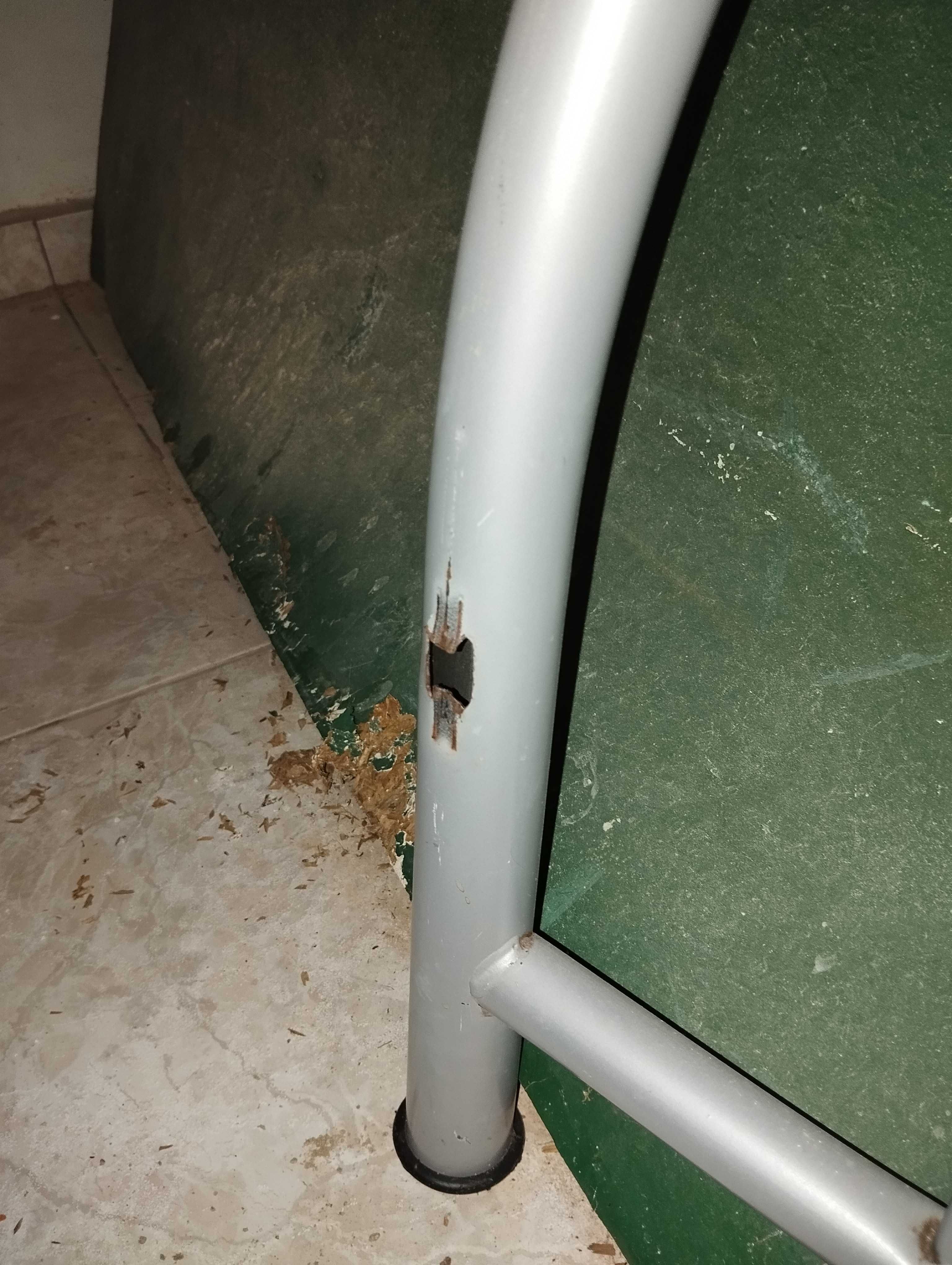 Cama de solteiro metálica (para arranjo)