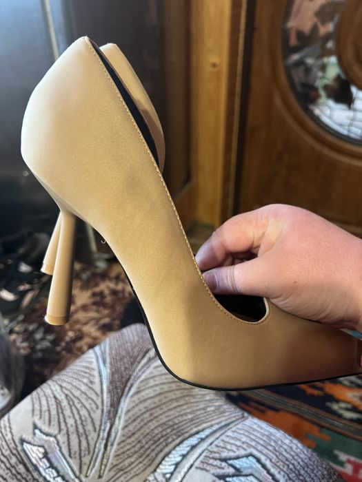 Асиметричні туфлі на каблуку Zara