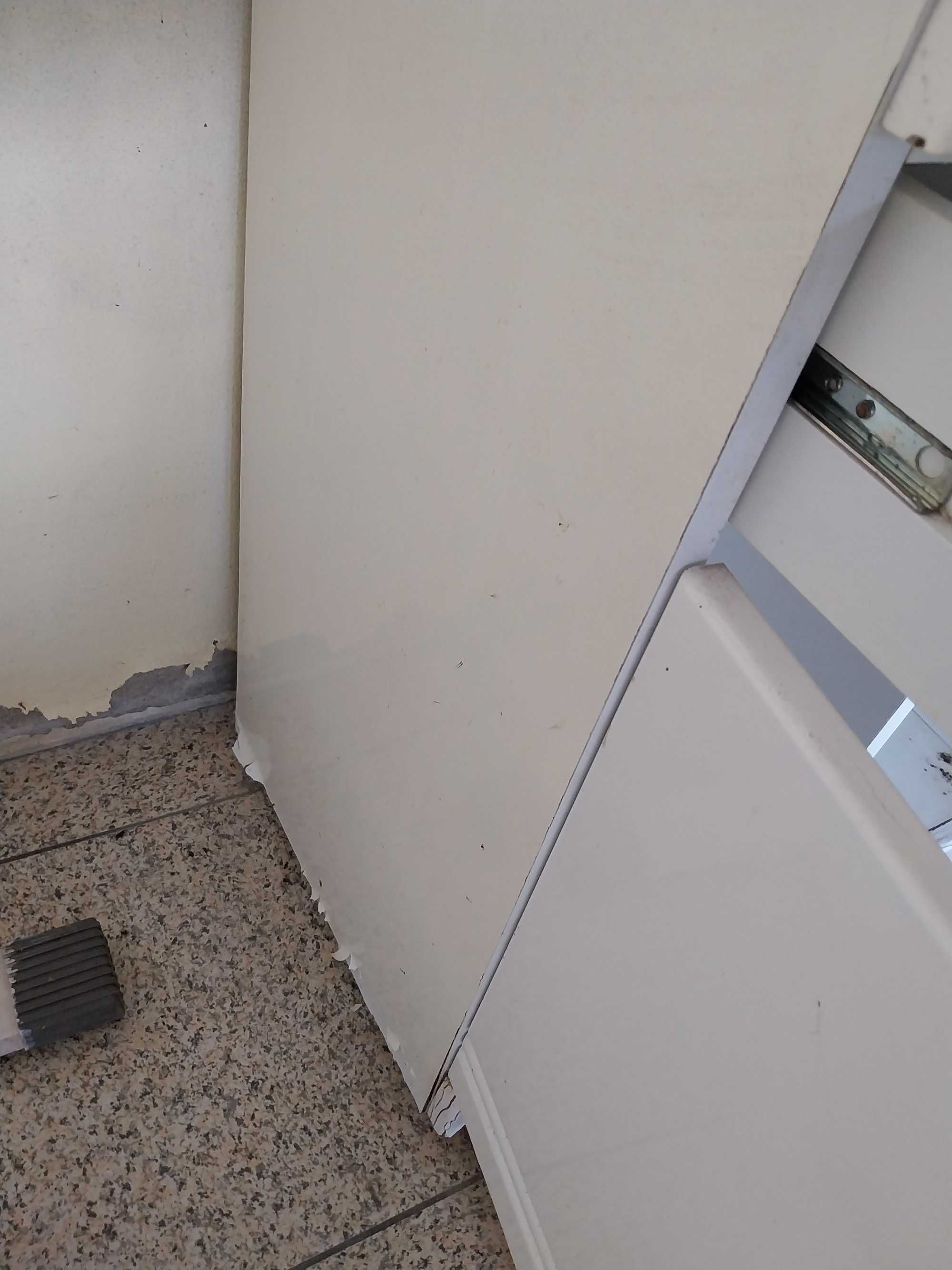 Armário de casa de banho com lavatório e com torneira