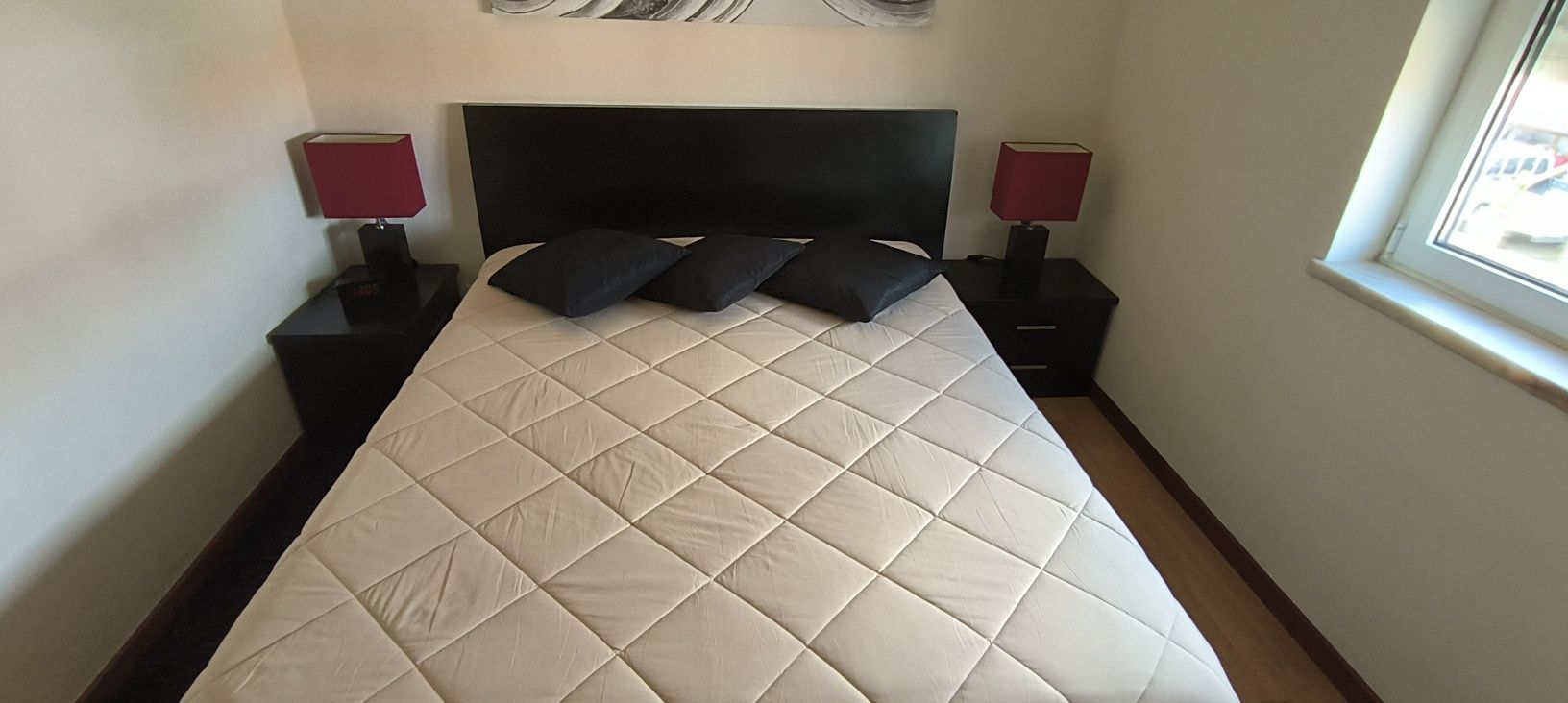 Mobilia de Quarto - Cama + 2 Mesas de Cabeceira + Cómoda