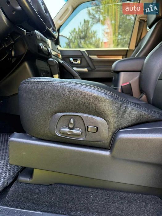 Mitsubishi Pajero Wagon 2012