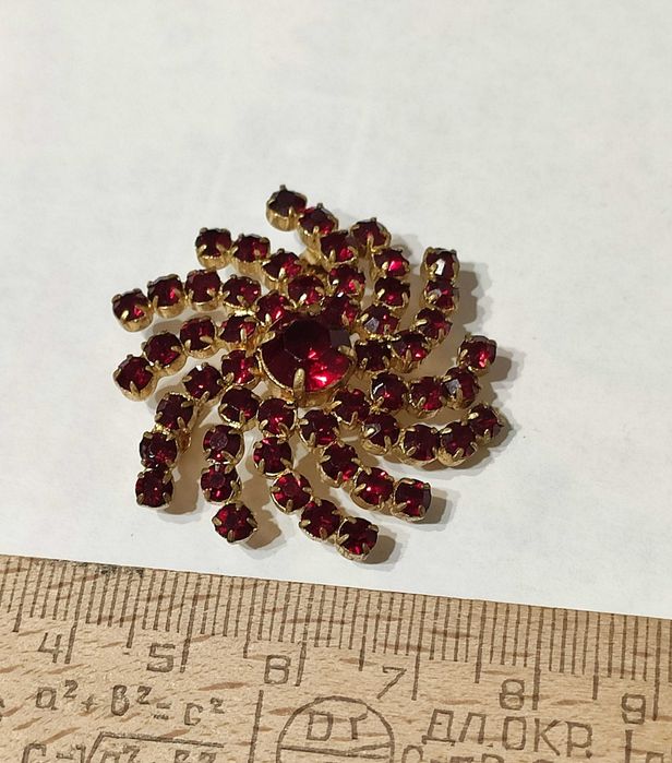 Брошь  Чешская гранатовое стекло