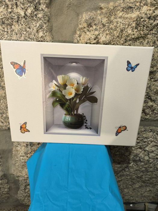 Quadros para dar vida a uma parede branca que se transforma em cores