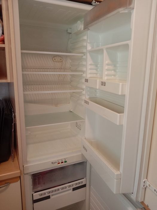 Холодильник Whirlpool вбудований