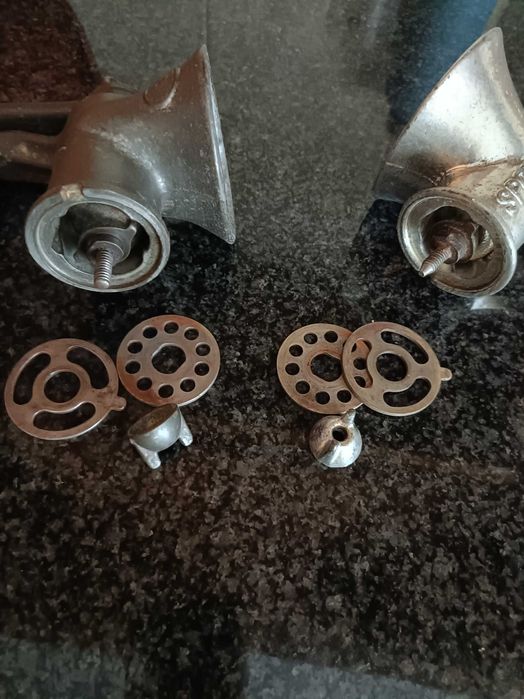 2 Máquinas de picar carne marca National em ferro fundido