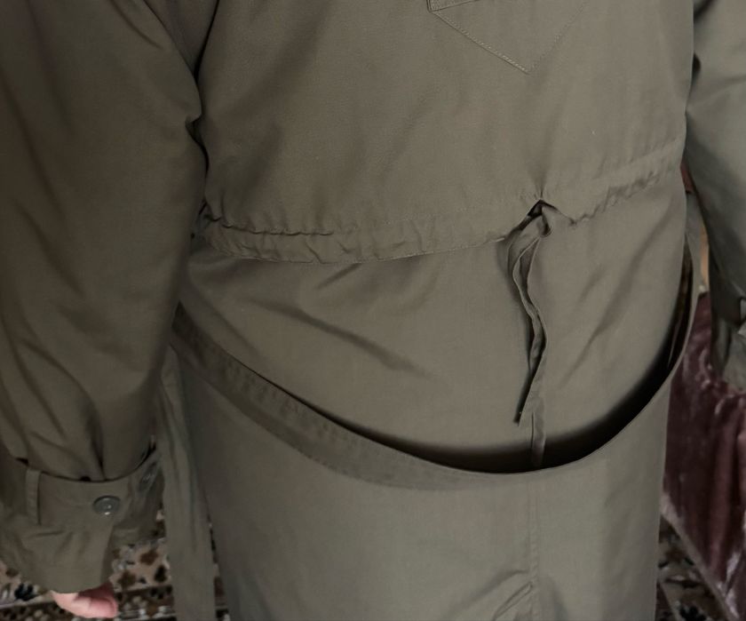 тренч (плащ) оливкового кольору, класичного крою