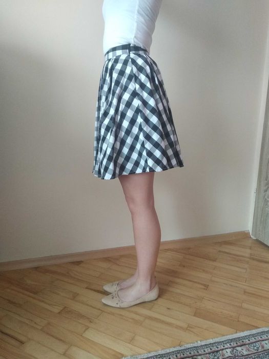 Czarno biała,  rozkloszowana spódnica w kratę, Mohito, 34