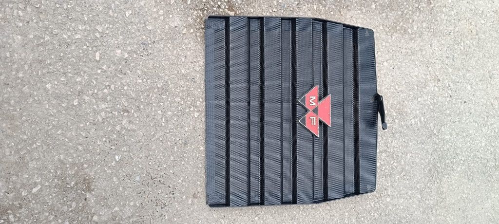Części do Massey Ferguson różne modele: grill, antrapa, maska itp.
