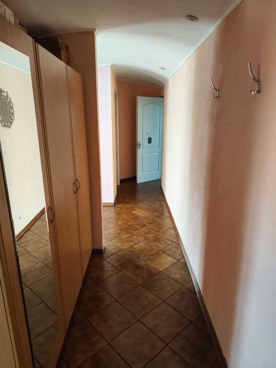 Квартира - 2 житлові кімнати та зала, 67,2 кв.м., правий, Товариська