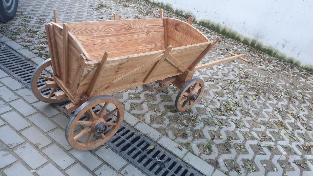Wozek drewniany ogrodowy