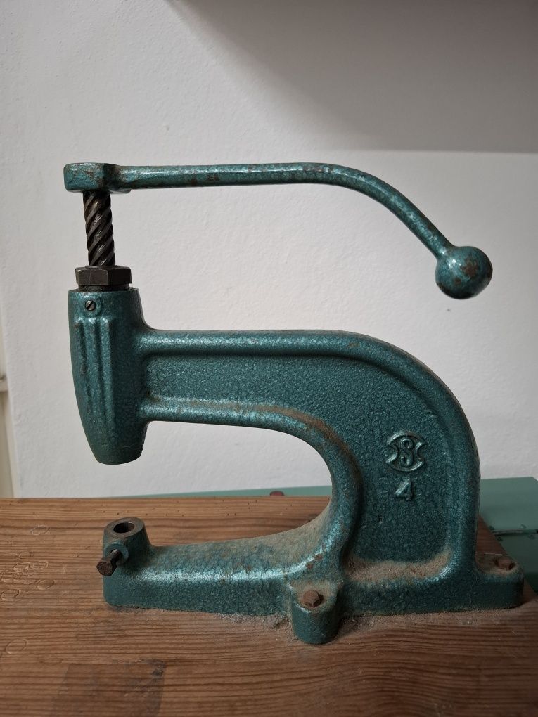 Máquina de colocar ilhós manual