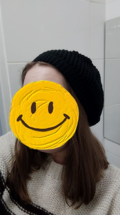 Piękny jesienny beret czarny