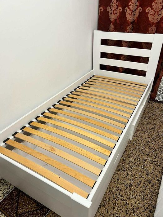 Продам 2 ліжка з дерева ціна одного 8000. Без матраців.