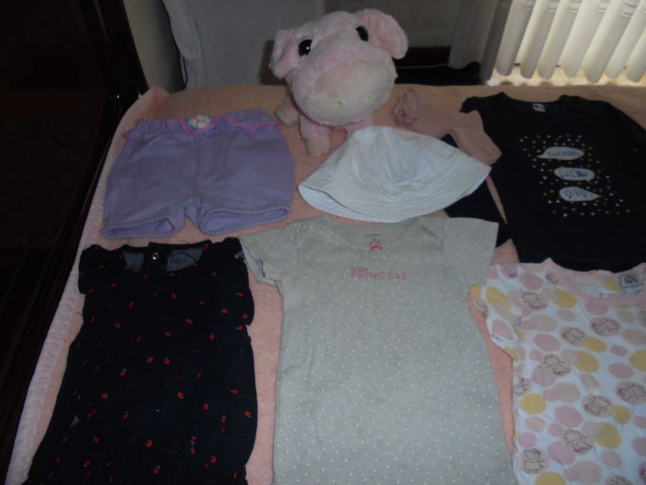 lote de roupa de menina o chapéu branco