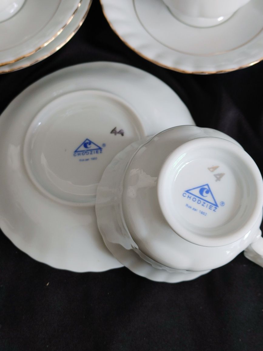 Filiżanki ze spodeczkami Iwona Porcelana Chodzież złoty pasek