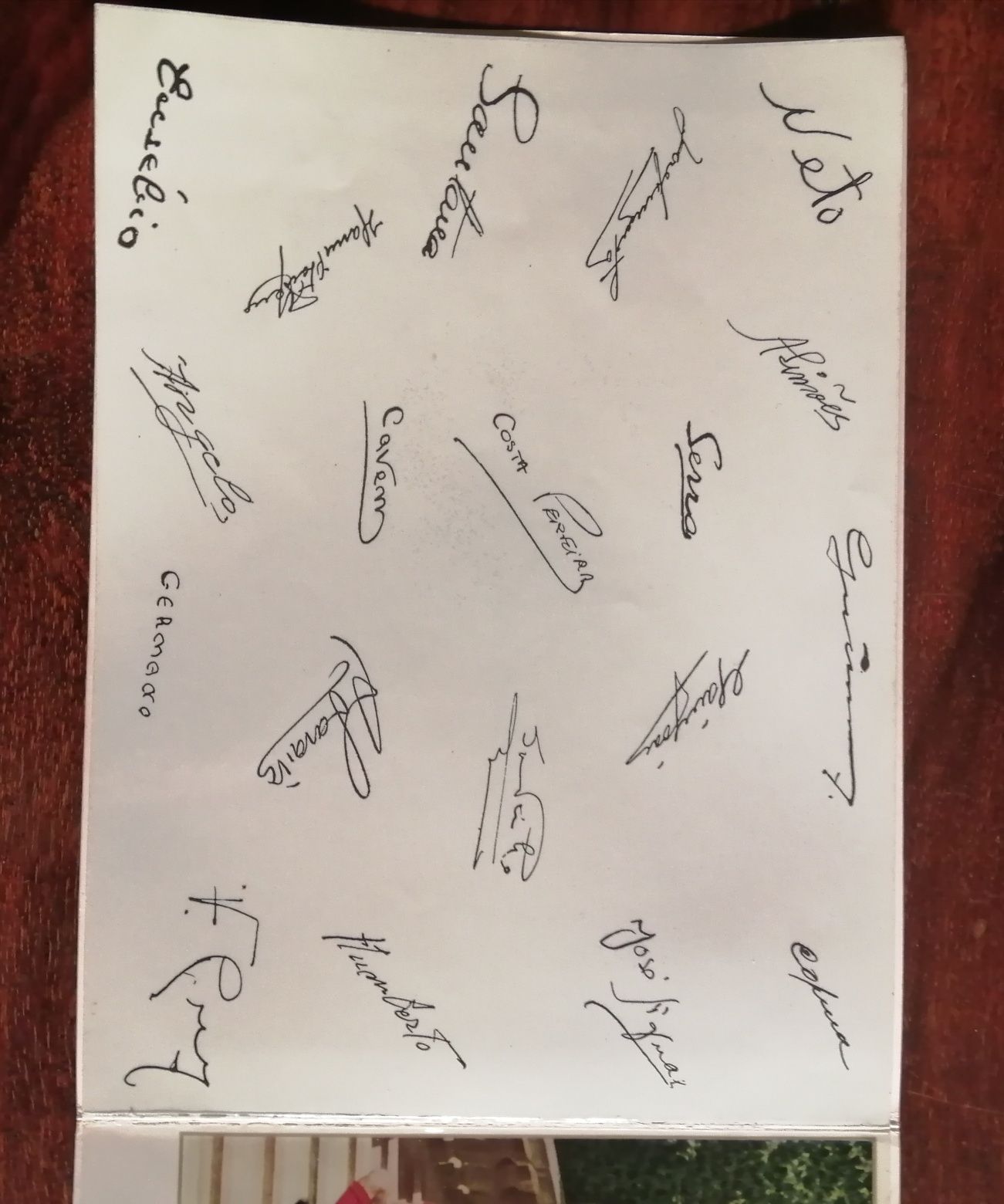 Selos e postal do Benfica com as assinaturas de todos os jogadores