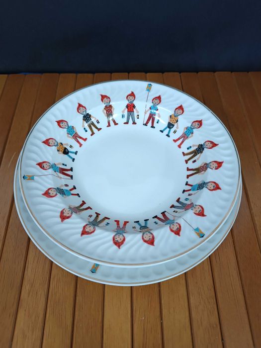 Raro conjunto de dois pratos da Vista Alegre Motivo Gnomos