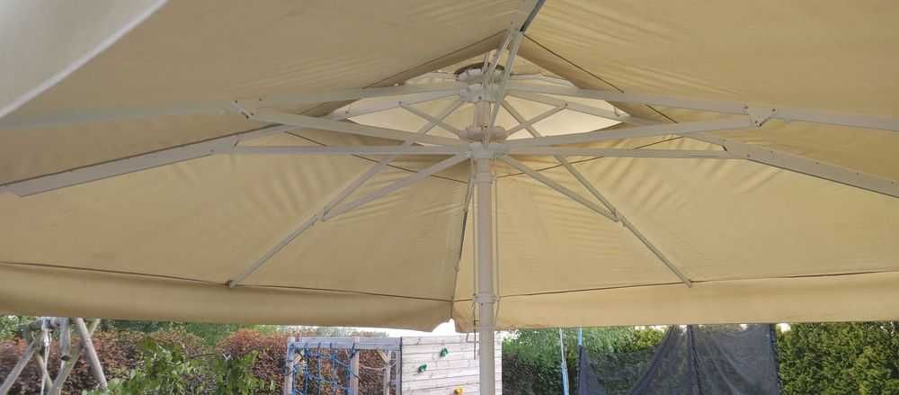 Bardzo duży parasol ogrodowy