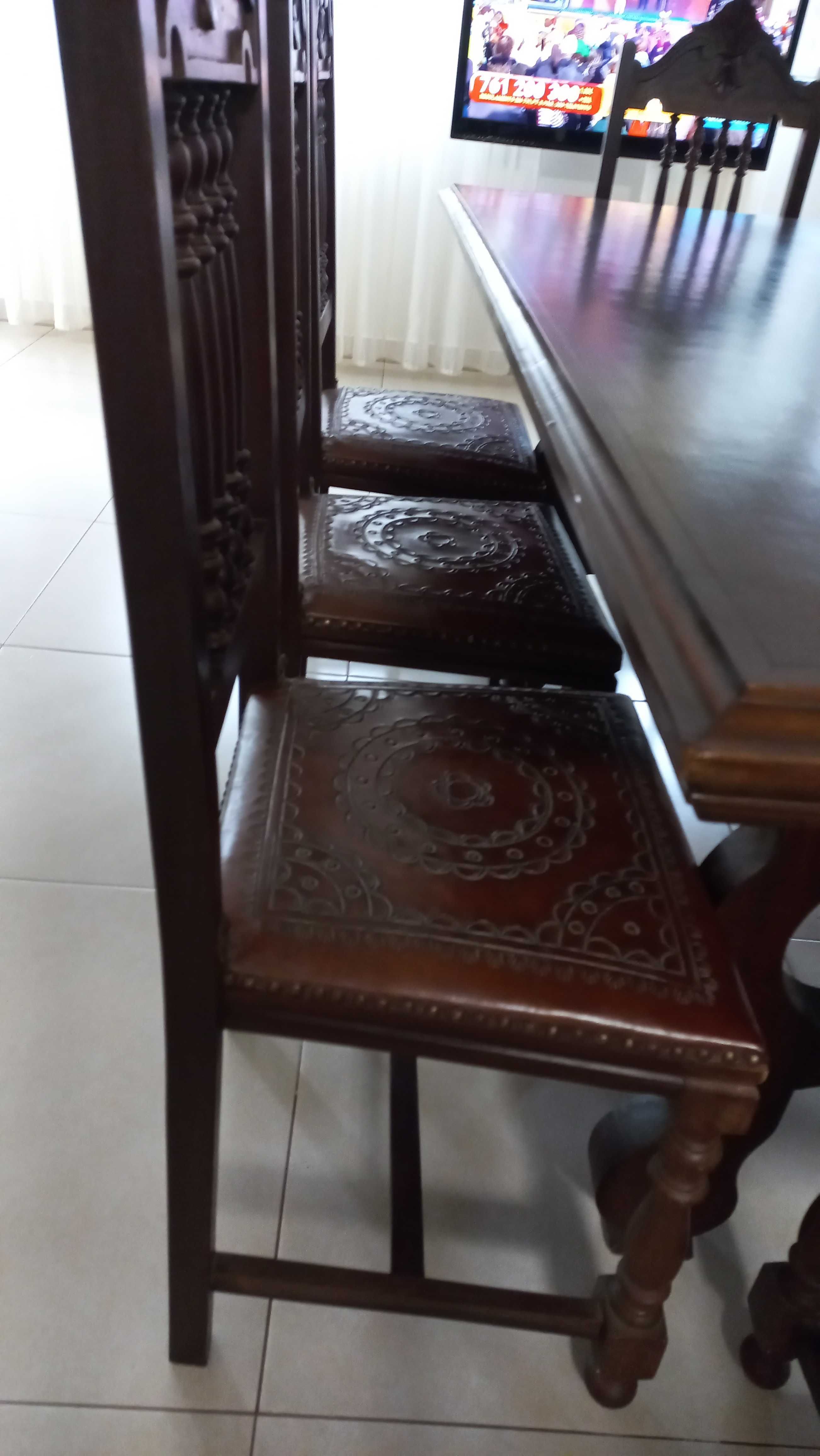 Móvel, mesa de sala e cadeiras