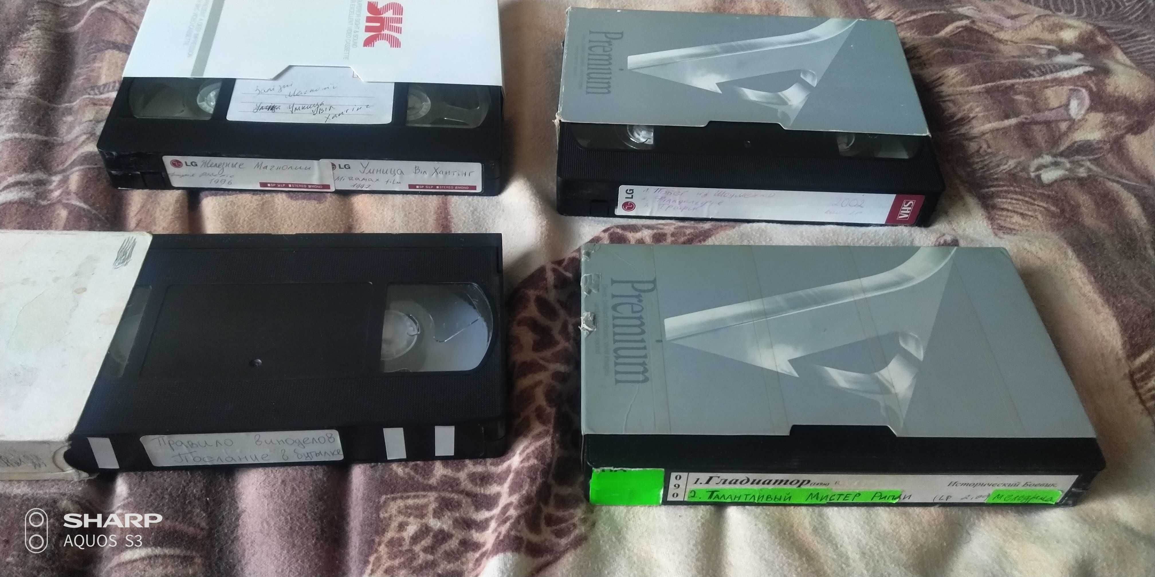 Відеокасети VHS, фільми, одна нова.