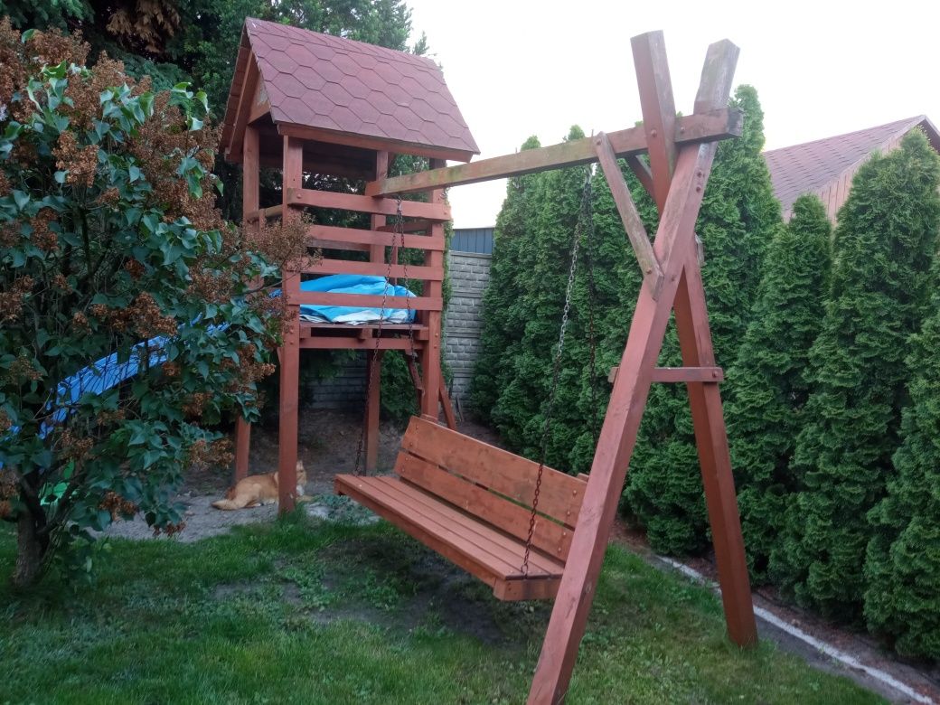 Domek drewniany  huśtawka i zjeżdżalnia