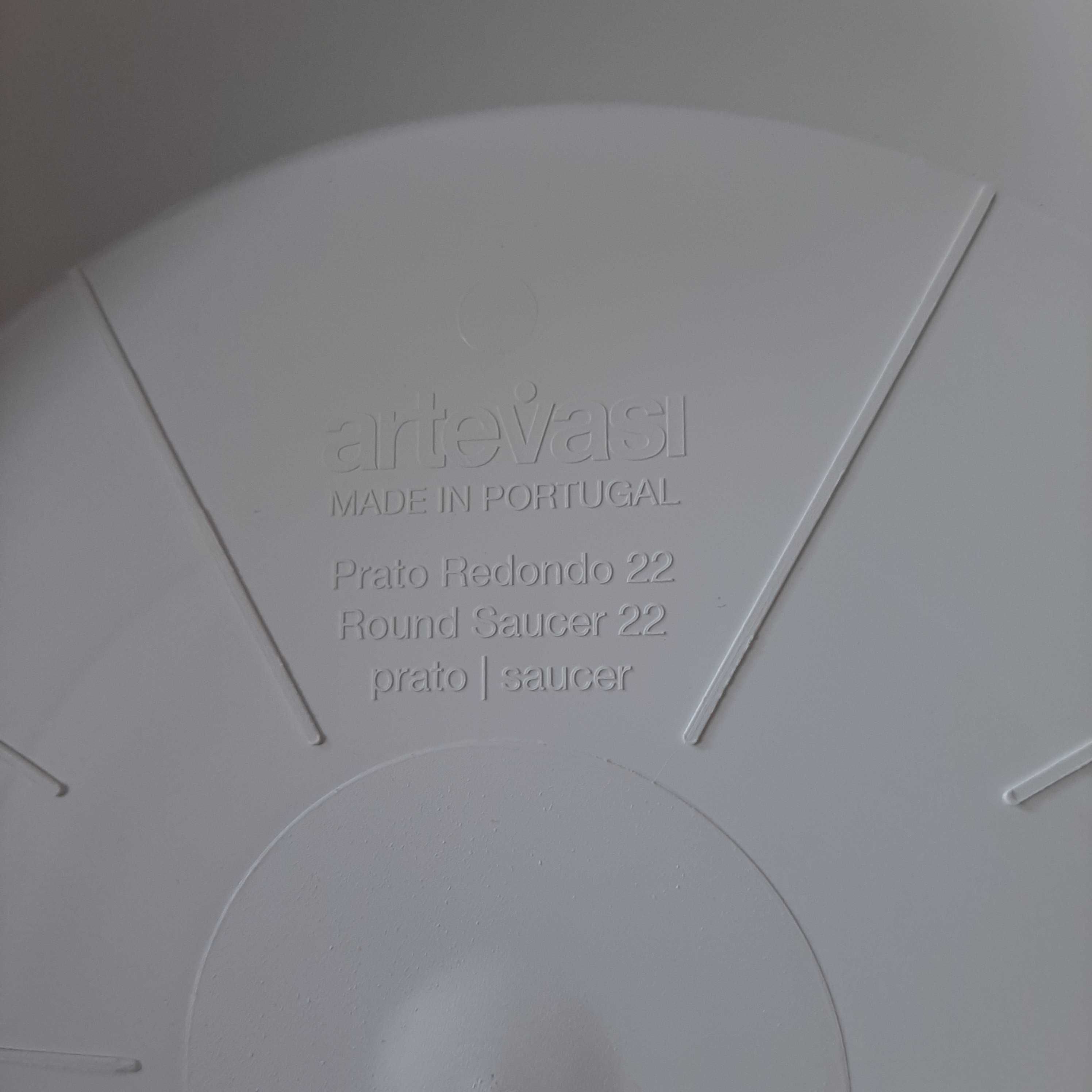 2 Pratos de Plástico para Vasos com 18 e 22cm